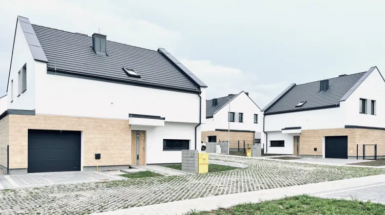 Kameralny charakter inwestycji zapewnia intymność w każdym z domów. 