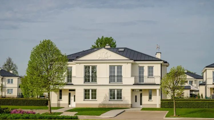 Domy w zabudowie bliźniaczej oraz budynki czterorodzinne mają architekturę klasycznej zabudowy rezydencjonalnej. 