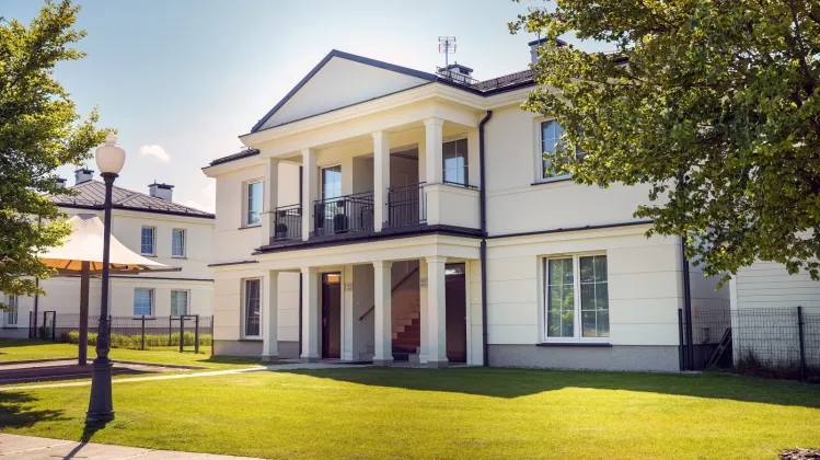 Domy w zabudowie bliźniaczej oraz budynki czterorodzinne mają architekturę klasycznej zabudowy rezydencjonalnej. 