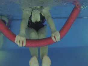 Podwodne ćwiczenia w basenie