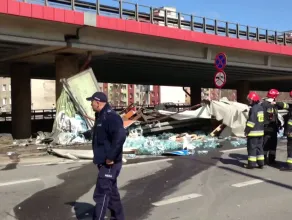 Ciężarówka uderzyła w trolejbus i spadła z estakady w Gdyni