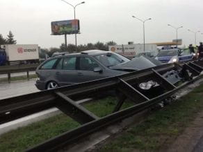 Wypadek na obwodnicy - samochód wjechał pod barierkę