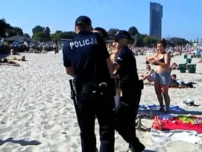 Tłum naśmiewa się z policji interweniującej na plaży