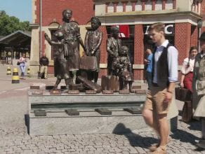Gdańscy gimnazjaliści ożywili pomnik Kindertransportów