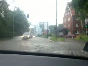 Komentowali zjazd zalaną ulicą