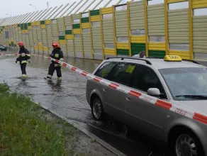 Strażacy wyciągają zalany samochód