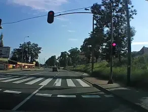 Rowerzysta przejeżdża czerwone światło
