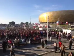 Kibice czekają na otwarcie bram stadionu