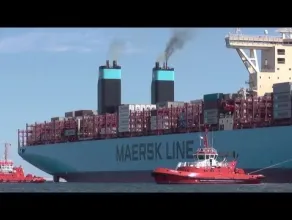 Wielki kontenerowiec opuszcza port