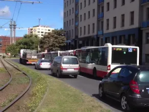 Autobusy blokujace pas ruchu