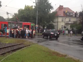 Uszkodzone tramwaje przy Operze