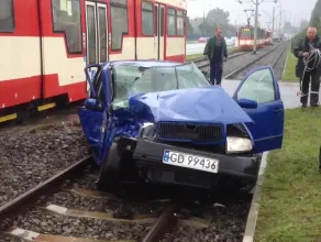 Skutki zderzenia tramwaju ze skodą w Gdańsku