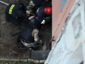 Strażacy i policjanci unieszkodliwiają szaleńca na Chełmie