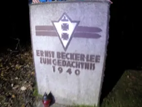 Nocne poszukiwanie pomnika Ernsta Becker-Lee