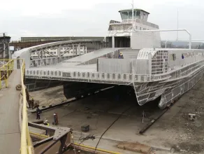 Przygotowania do wodowania aluminiowego statku