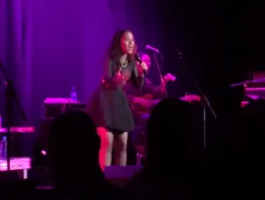 Mayra Andrade śpiewa z publicznością