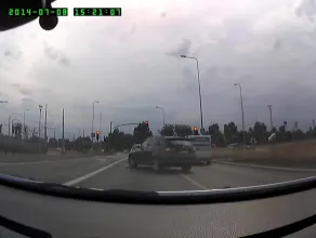 Jadąc w prawo skręcił najpierw w lewo