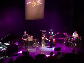 Nikki Yanofski śpiewa z publicznościa