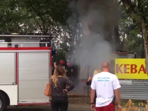 Akcja strażaków przy pożarze przyczepy