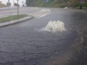 Studzienki jak fontanny po ulewie w Gdyni