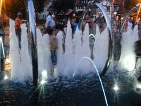W nocy dzieci szaleją w fontannie przy pl. Heweliusza