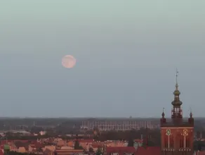 Wschód księżyca w pełni nad Gdańskiem 