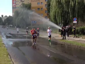 Strażacka kurtyna wodna na trasie maratonu