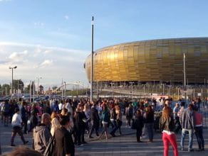 Tłum przed stadionem