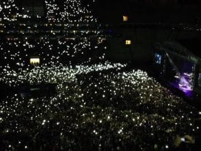 Oświetlona PGE Arena na koncercie Justina
