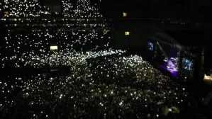 Oświetlona PGE Arena na koncercie Justina
