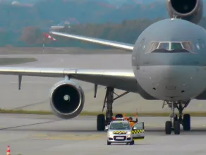 Potężny wojskowy samolot transportowy na lotnisku w Rębiechowie