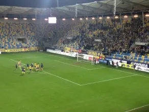 Piłkarze i kibice Arki po ostatnim meczu I ligi w Gdyni w 2014 roku