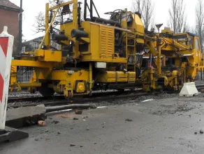 Podbijarka i spawanie termitowe na budowie linii tramwajowej na Przeróbce