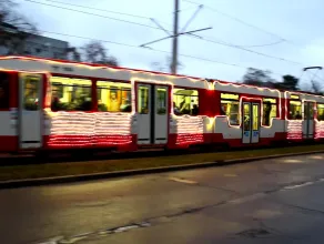 Świąteczny tramwaj sponsorowany przez internetowy serwis aukcyjny
