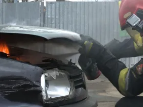 Jak ugasić płonący samochód?