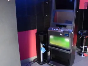 Policjanci i celnicy zabezpieczają nielegalne automaty do gier