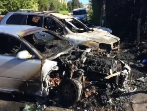 Skutki majowego pożaru trzech samochodów na Wzgórzu Mickiewcza
