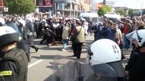 Policja siłą usuwa protestujących z ulicy