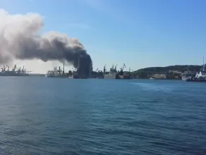Pożar  Stoczni Marynarki Wojennej od strony wody