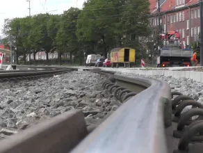 Uszkodzone tory na ul. Siennickiej w Gdańsku