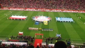 Ponad 37 tys. kibiców śpiewa hymn Polski przed meczem piłkarzy z Grecją 