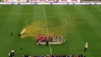 Puchar dla piłkarzy Juventusu Turyn za wygraną w Super Meczu