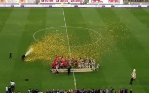 Puchar dla piłkarzy Juventusu Turyn za wygraną w Super Meczu