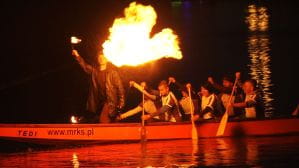 Nocna parada smoczych łodzi na Motławie