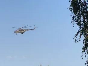Śmigłowiec Marynarki Wojennej Mi-17 krąży nad Osową 
