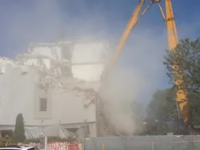 Wyburzanie budynku na rogu Grunwaldzkiej i Kołobrzeskiej