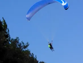Paralotniarz próbuje wylądować na plaży w Orłowie
