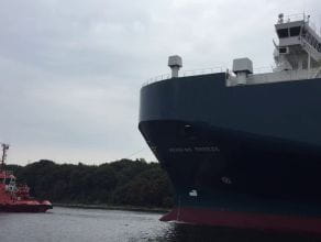 Wielki samochodowiec Arabian Breeze opuszcza gdański port