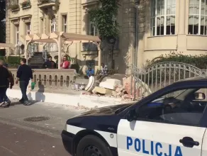 Wypadek we Wrzeszczu: auto wjechało w ogrodzenie