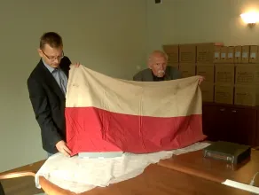 Prof. Wiesław Gruszkowski przekazuje rodzinną pamiątkę Muzeum II Wojny Światowej
